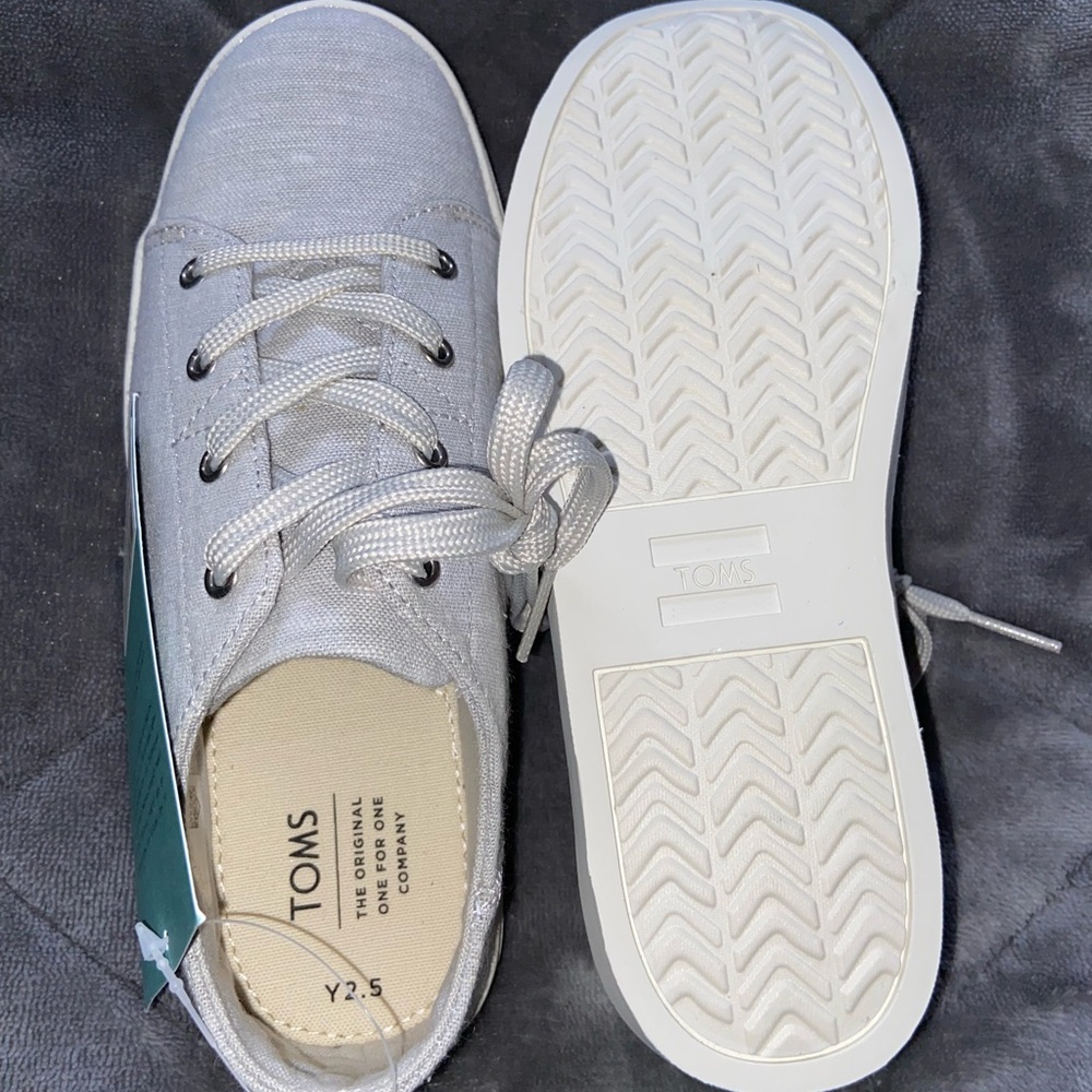 NWT TOMS youth or women’s canvas shoes junior size 2.5